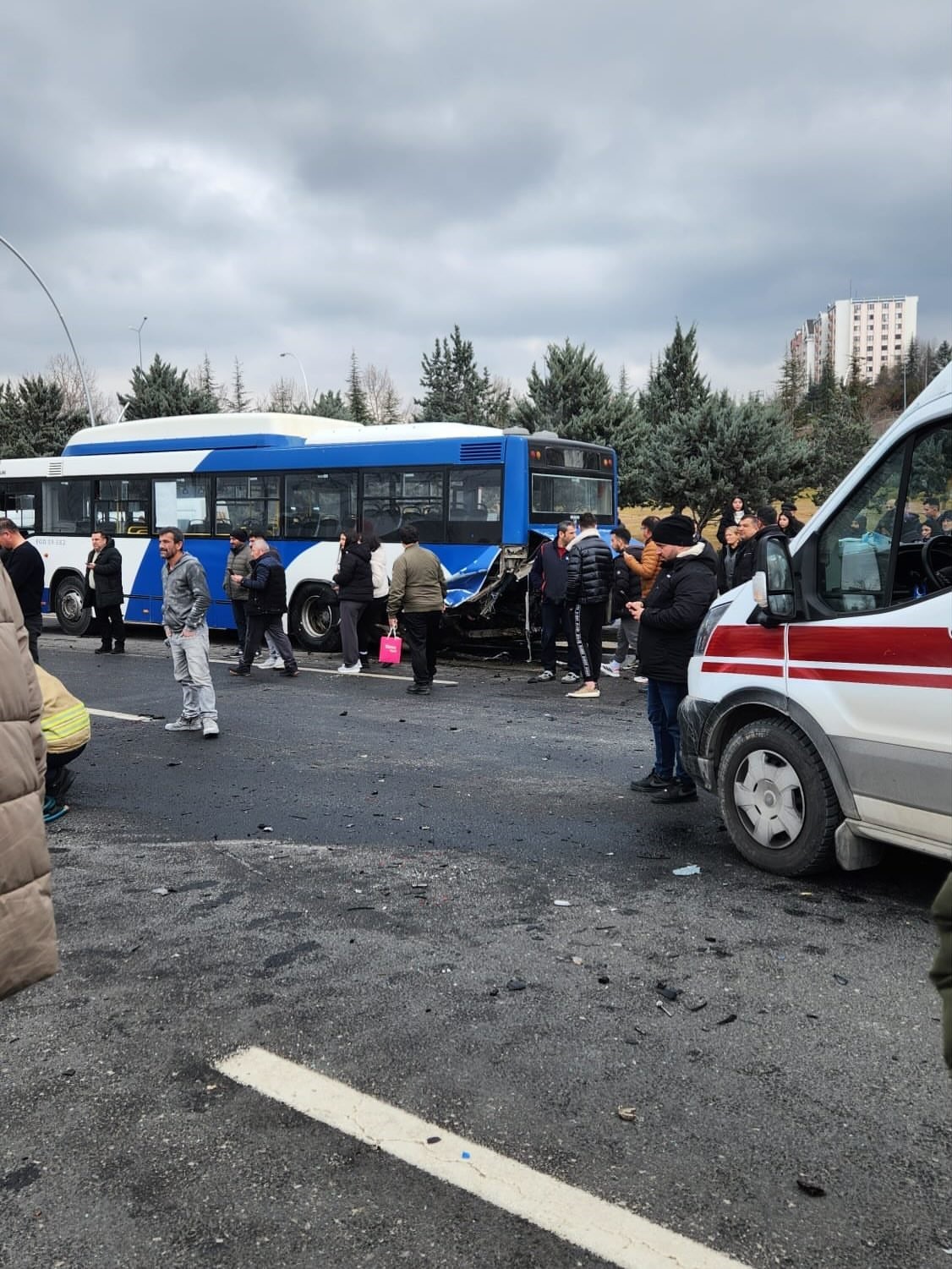 Ankara’da durakta bekleyen EGO otobüsüne otomobil çarptı: 1’i ağır 4 yaralı
