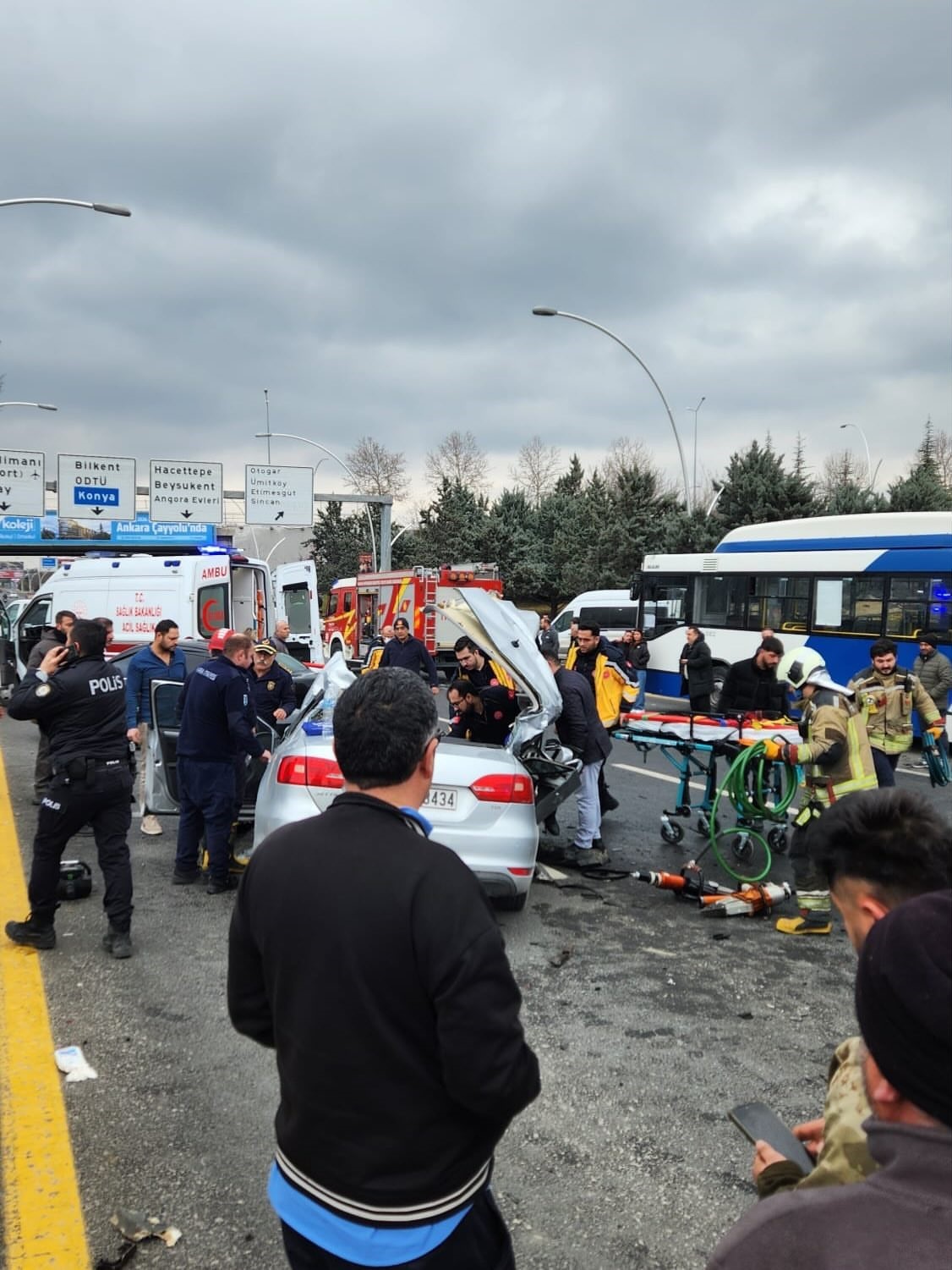 Ankara’da durakta bekleyen EGO otobüsüne otomobil çarptı: 1’i ağır 4 yaralı
