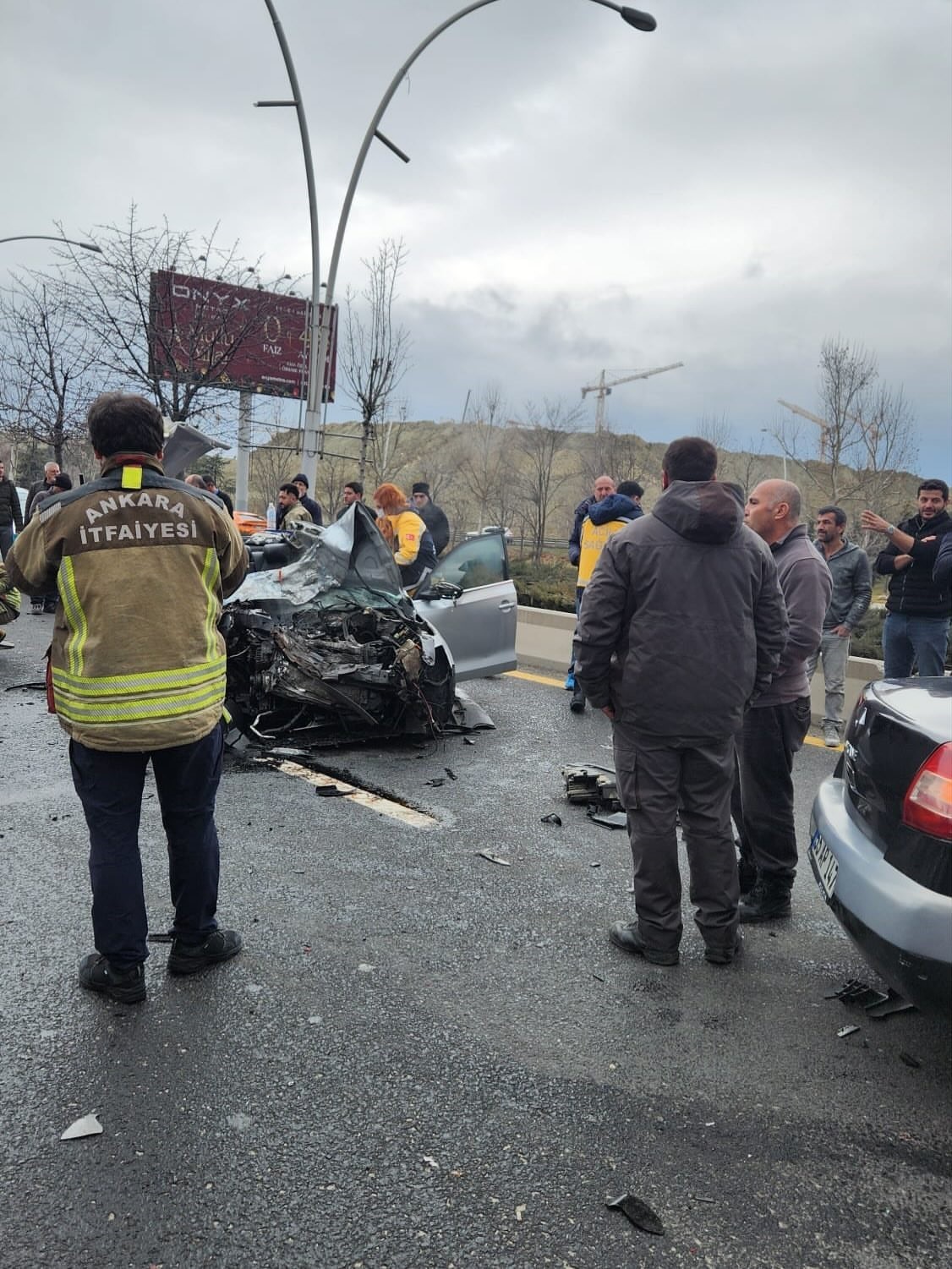 Ankara’da durakta bekleyen EGO otobüsüne otomobil çarptı: 1’i ağır 4 yaralı

