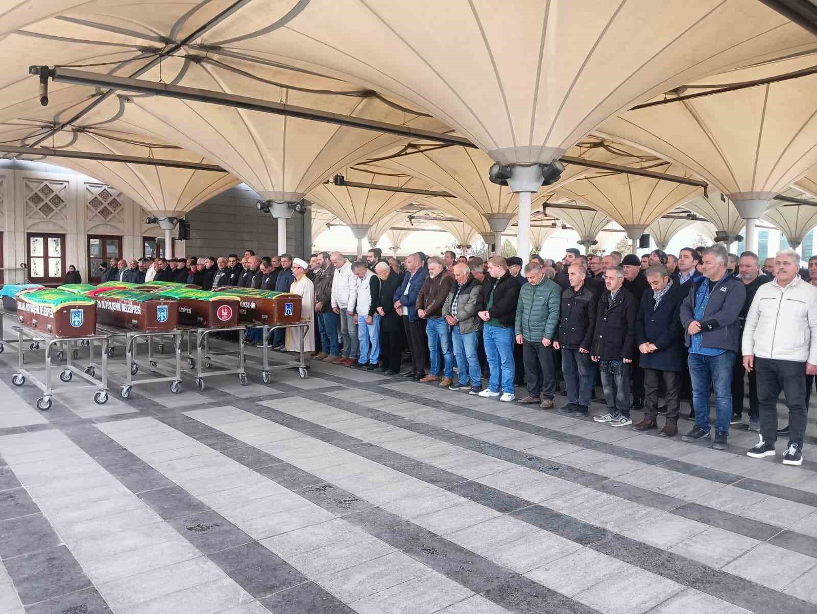 Ankara’da gaz sızıntısından vefat eden baba ile kızı son yolcuğuna uğurlandı
