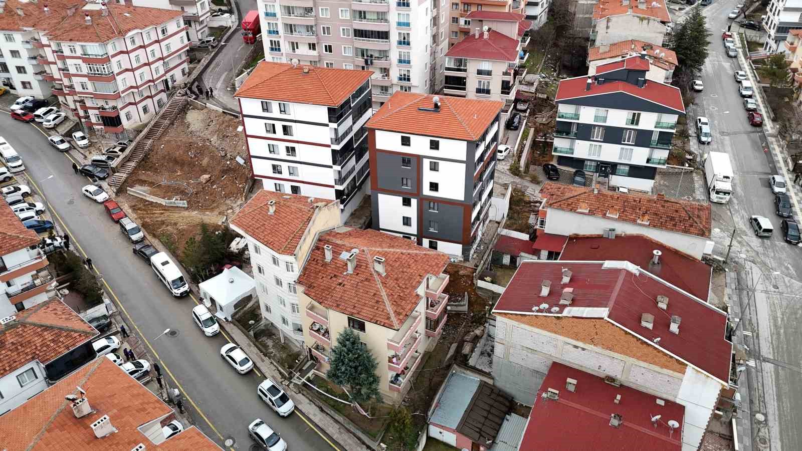 Ankara’da istinat duvarı yıkıldı: 5 apartman boşaltıldı
