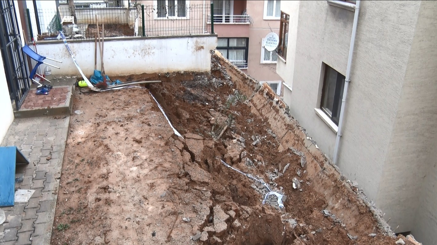 Ankara’da istinat duvarı yıkıldı: 5 apartman boşaltıldı
