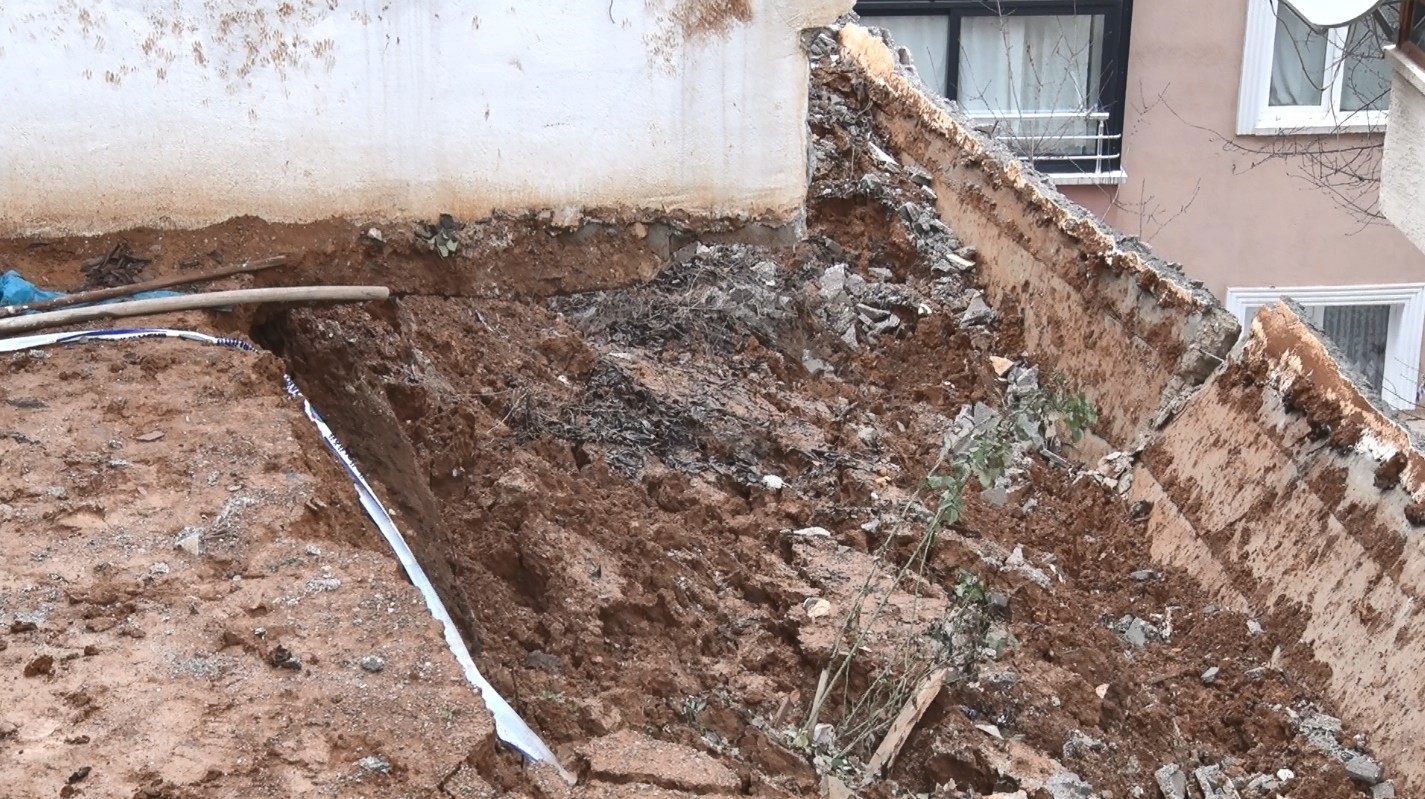 Ankara’da istinat duvarı yıkıldı: 5 apartman boşaltıldı
