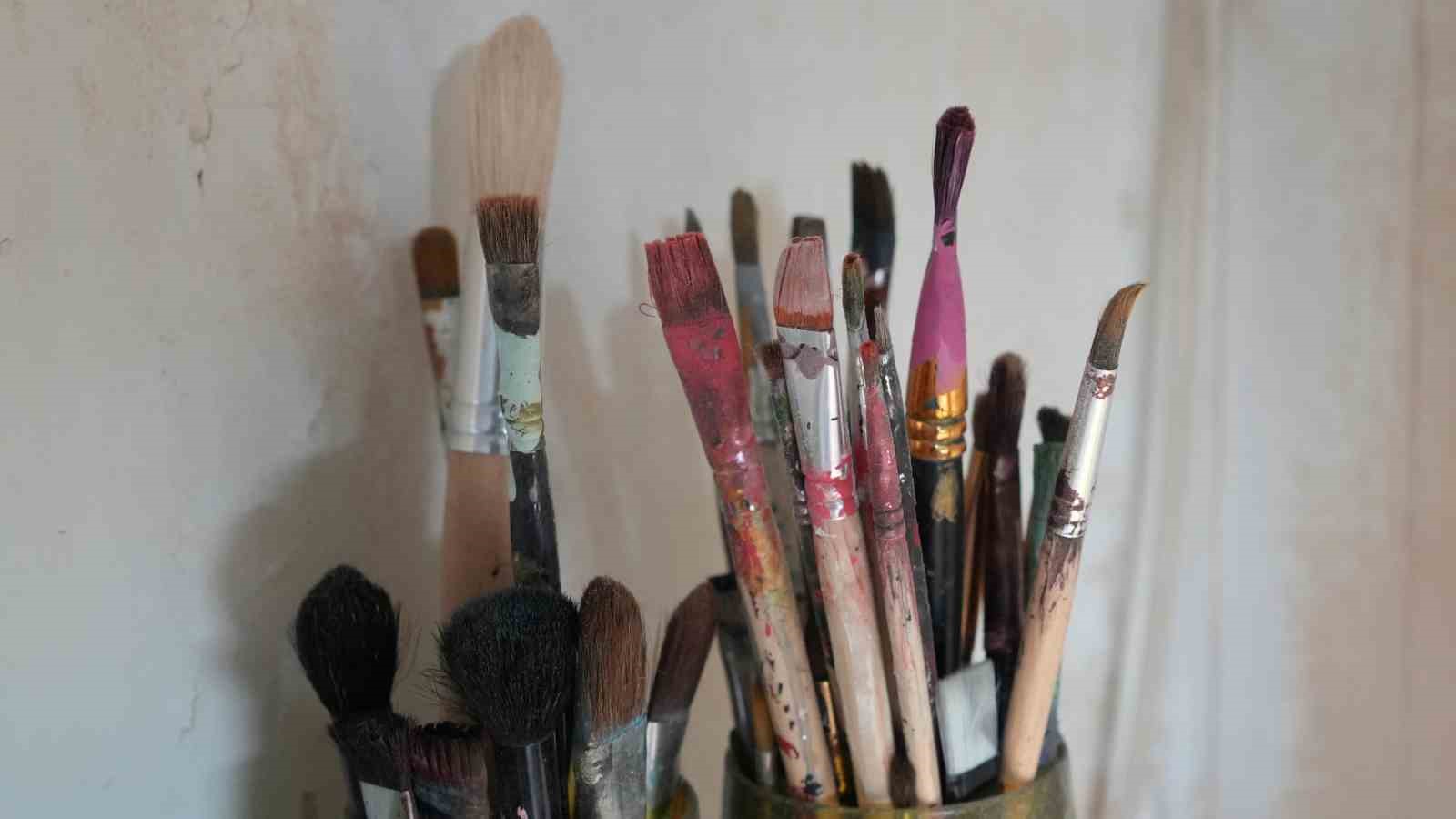 Ankara’da kaldırım taşlarını onarmak sanatçıya düştü
Ankara’da kaldırım taşlarını onarmak sanatçıya düştü