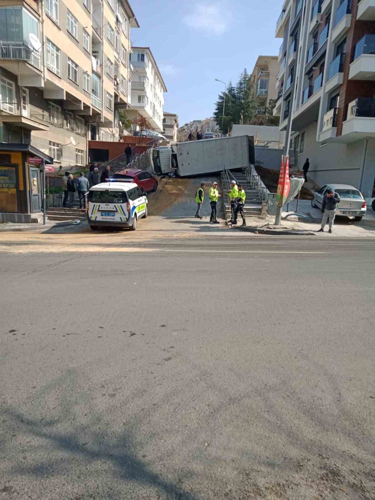 Ankara’da kamyonet devrildi: 1 yaralı
Ankara’da kamyonet devrildi: 1 yaralı