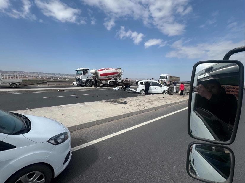 Ankara’da korkutan kaza: Otomobil bariyerlere ok gibi saplandı
