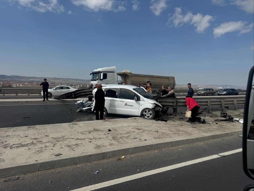 Ankara’da korkutan kaza: Otomobil bariyerlere ok gibi saplandı
