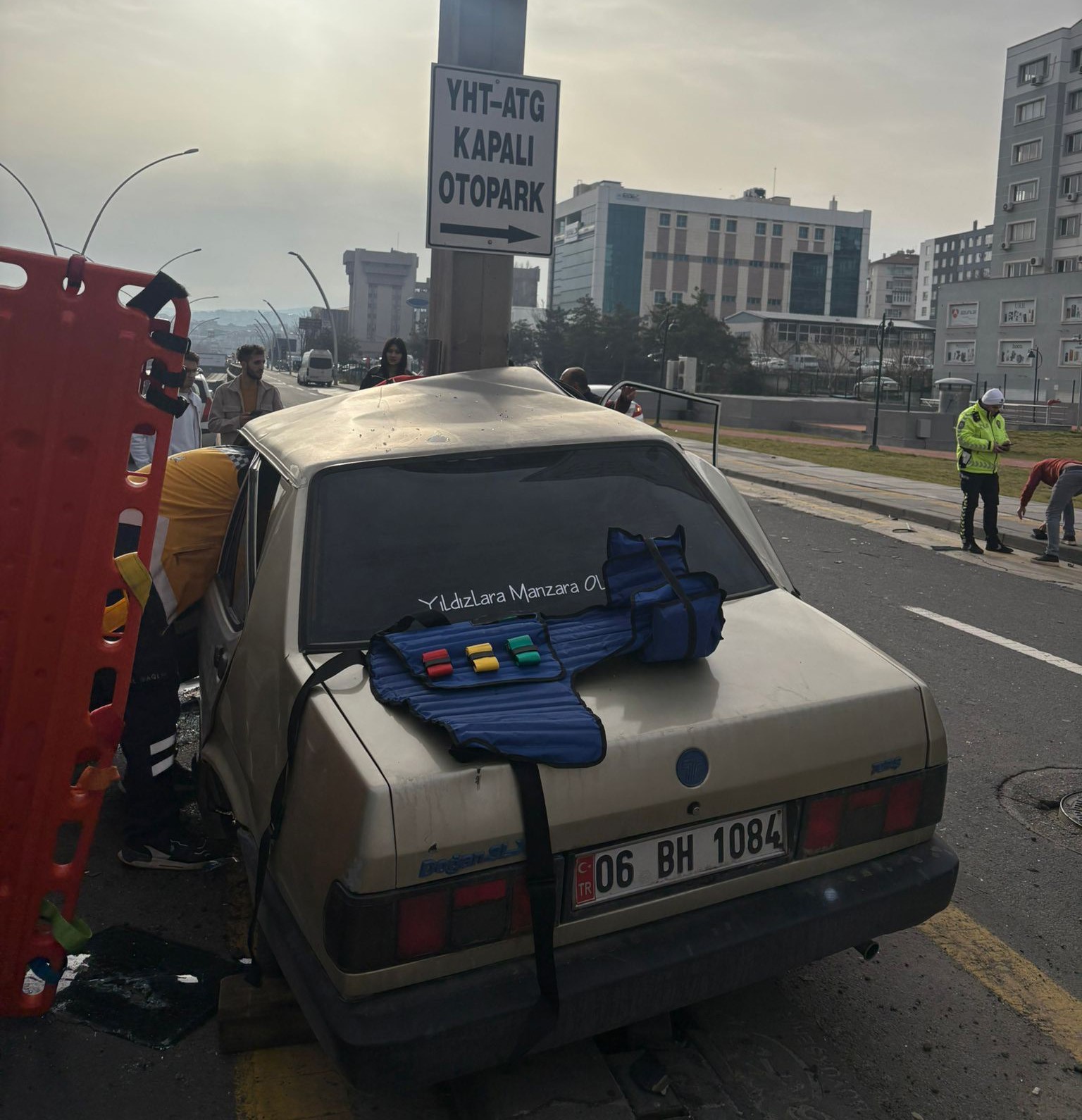 Ankara’da otomobil bariyerlere çarptı: Sürücü araç içerisinde sıkıştı
