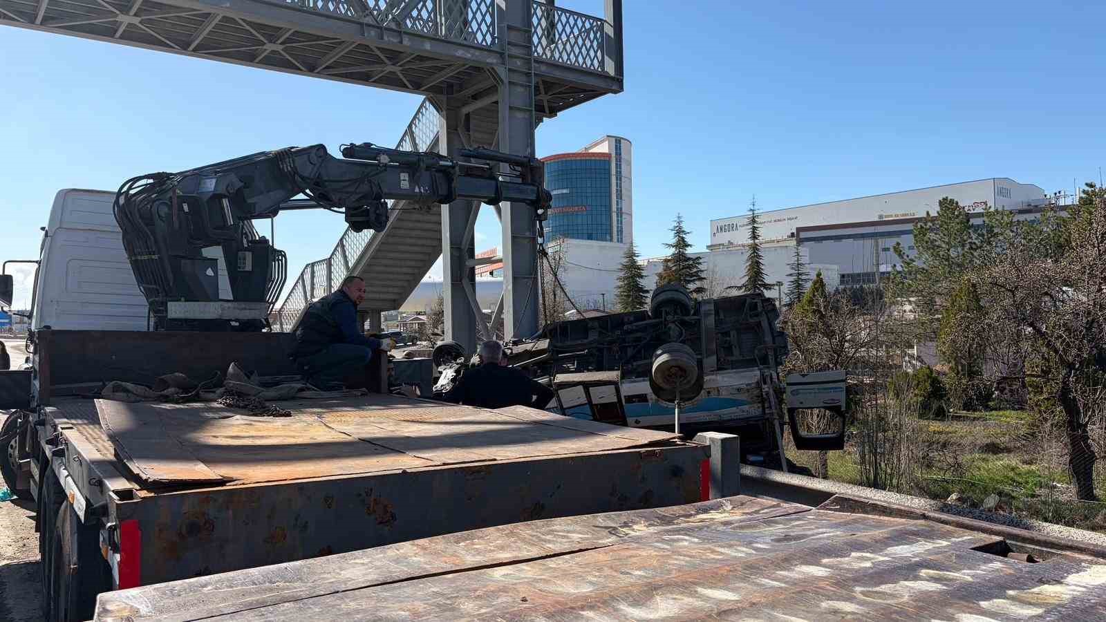 Ankara’da özel halk otobüsü köprü direğine çarptı: 5 ölü, 15 yaralı
