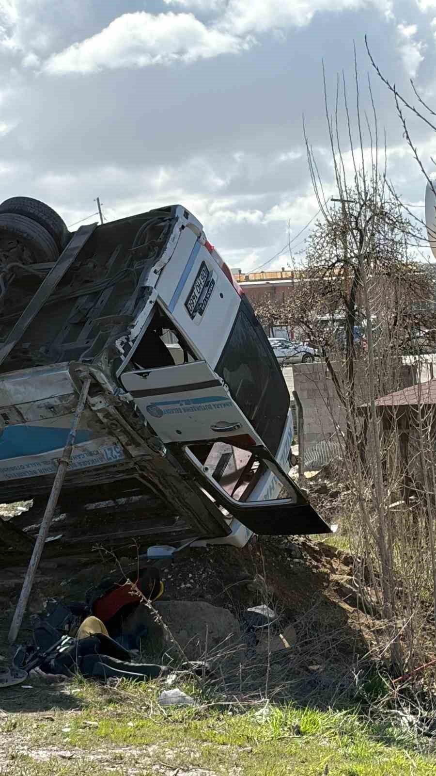 Ankara’da özel halk otobüsü köprü direğine çarptı: 5 ölü, 15 yaralı
