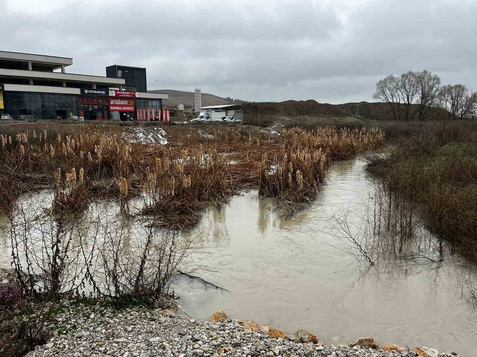 Ankara’da sağanak Çubuk Deresi’nin taşmasına neden oldu
