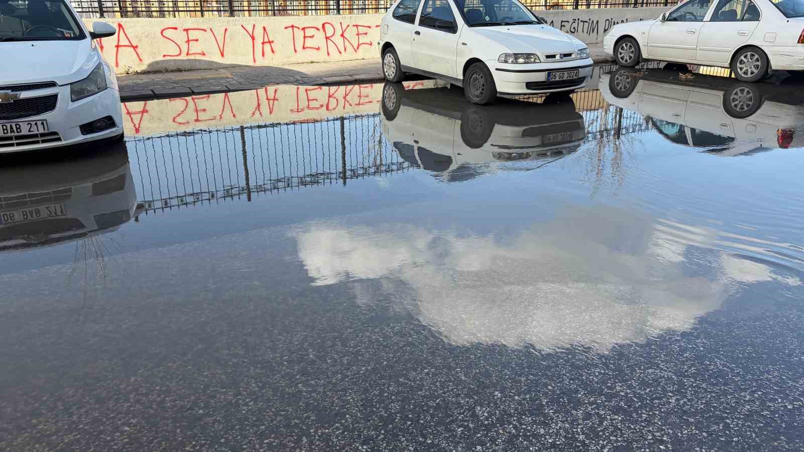 Ankara’da sağanak etkili oldu, caddeler ve sokaklar göle döndü
