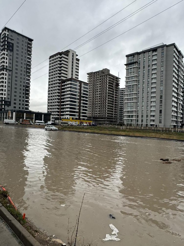 Ankara’da sağanak etkili oldu, caddeler ve sokaklar göle döndü
