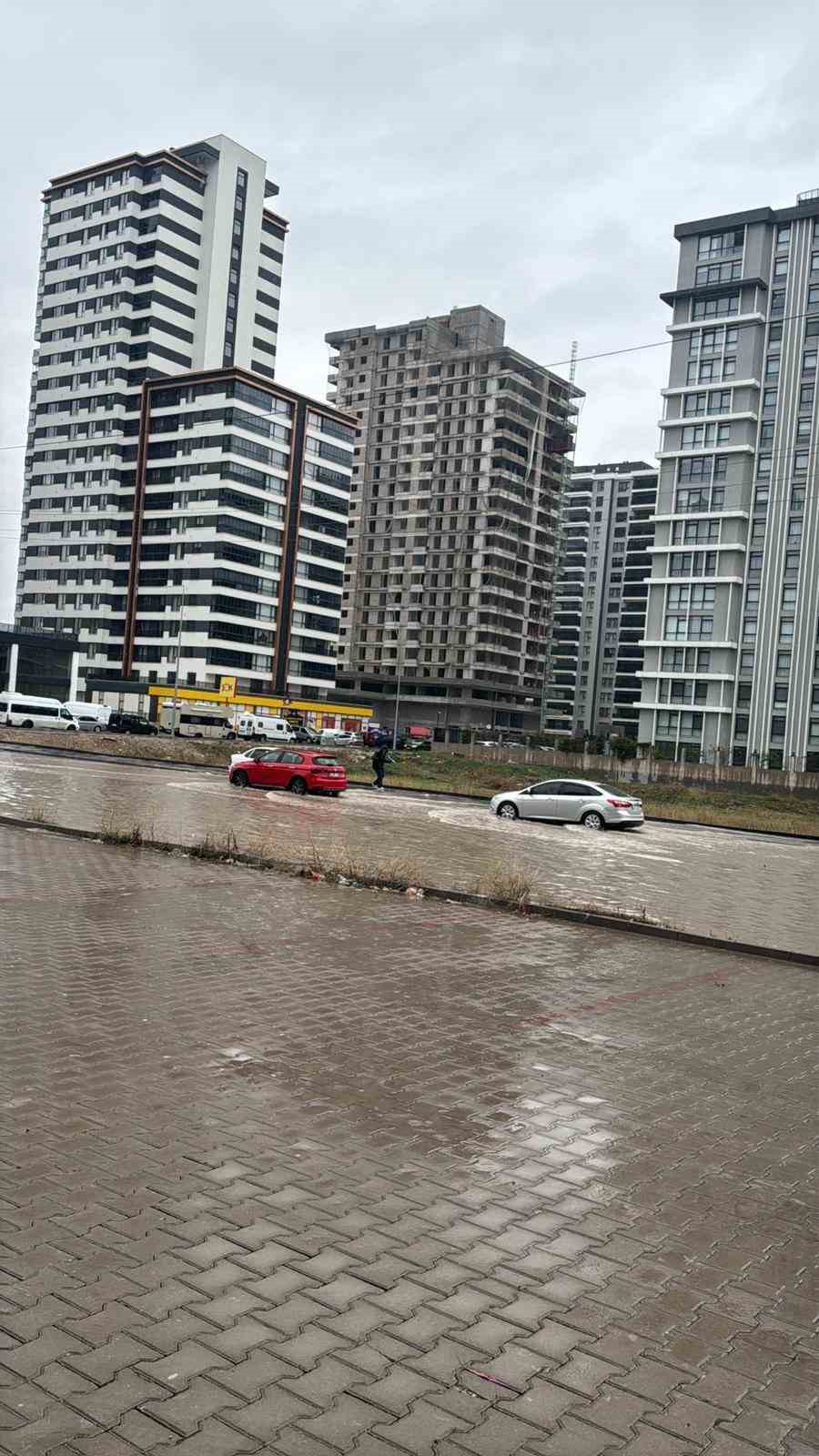 Ankara’da sağanak etkili oldu, caddeler ve sokaklar göle döndü
