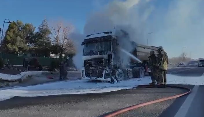 Ankara’da seyir halindeki hafriyat kamyonu yandı
