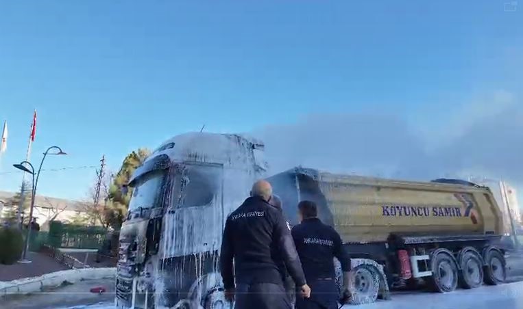 Ankara’da seyir halindeki hafriyat kamyonu yandı
