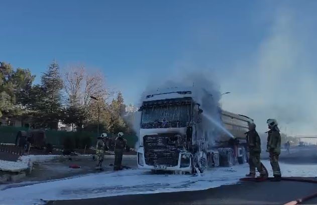Ankara’da seyir halindeki hafriyat kamyonu yandı
