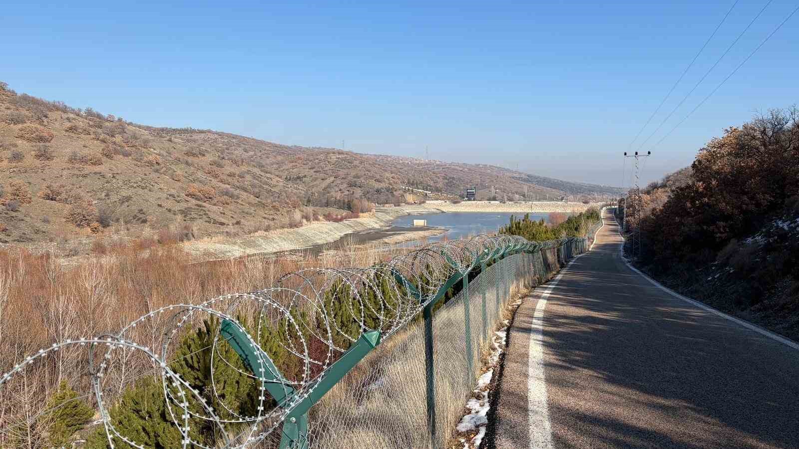 Ankara’da su isyanı: Kesinti bitmiyor, akan su çamur gibi
