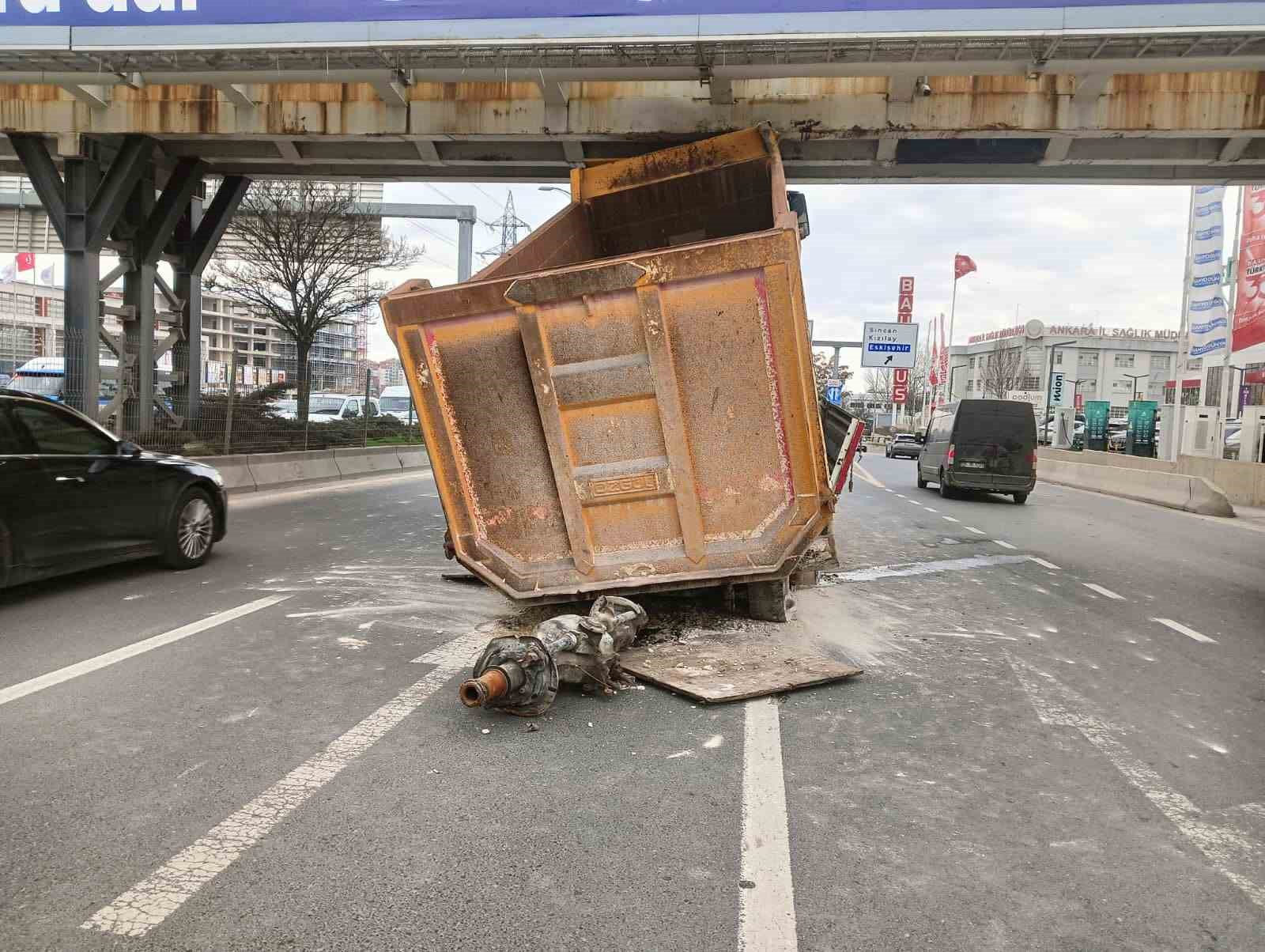 Ankara’da tıra yüklenmiş hafriyat kamyonu üst geçide çarptı
