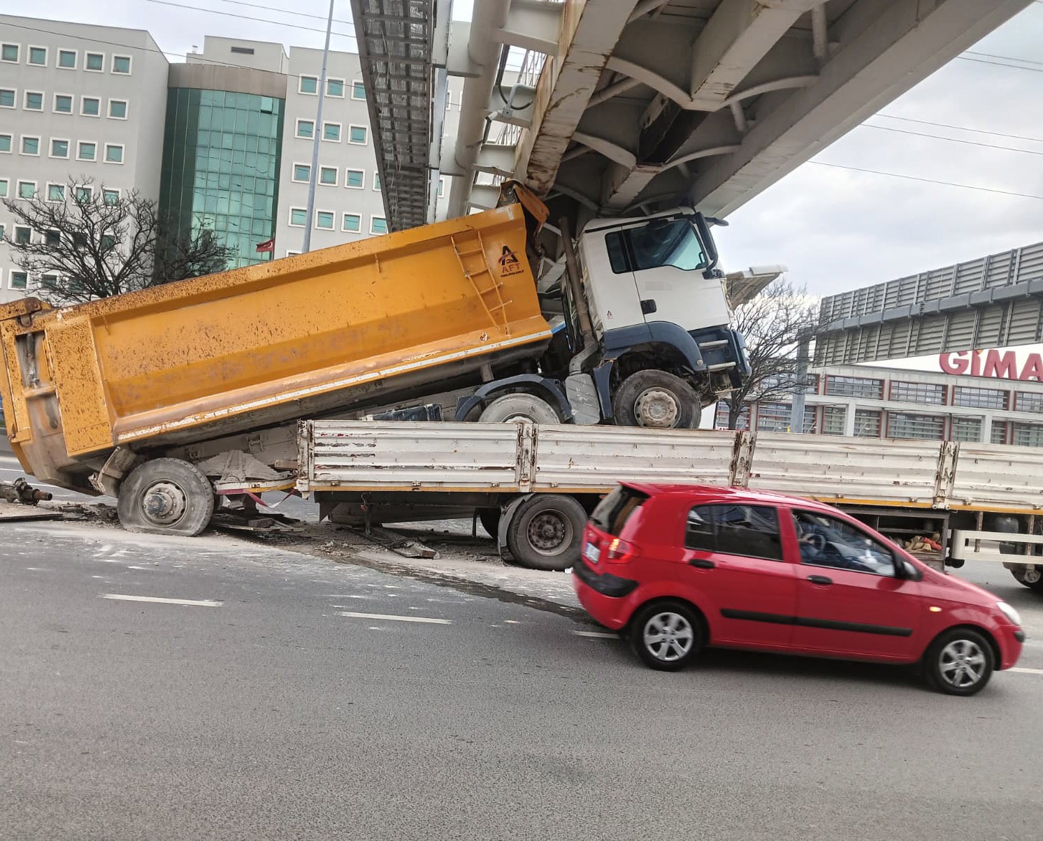 Ankara’da tıra yüklenmiş hafriyat kamyonu üst geçide çarptı
