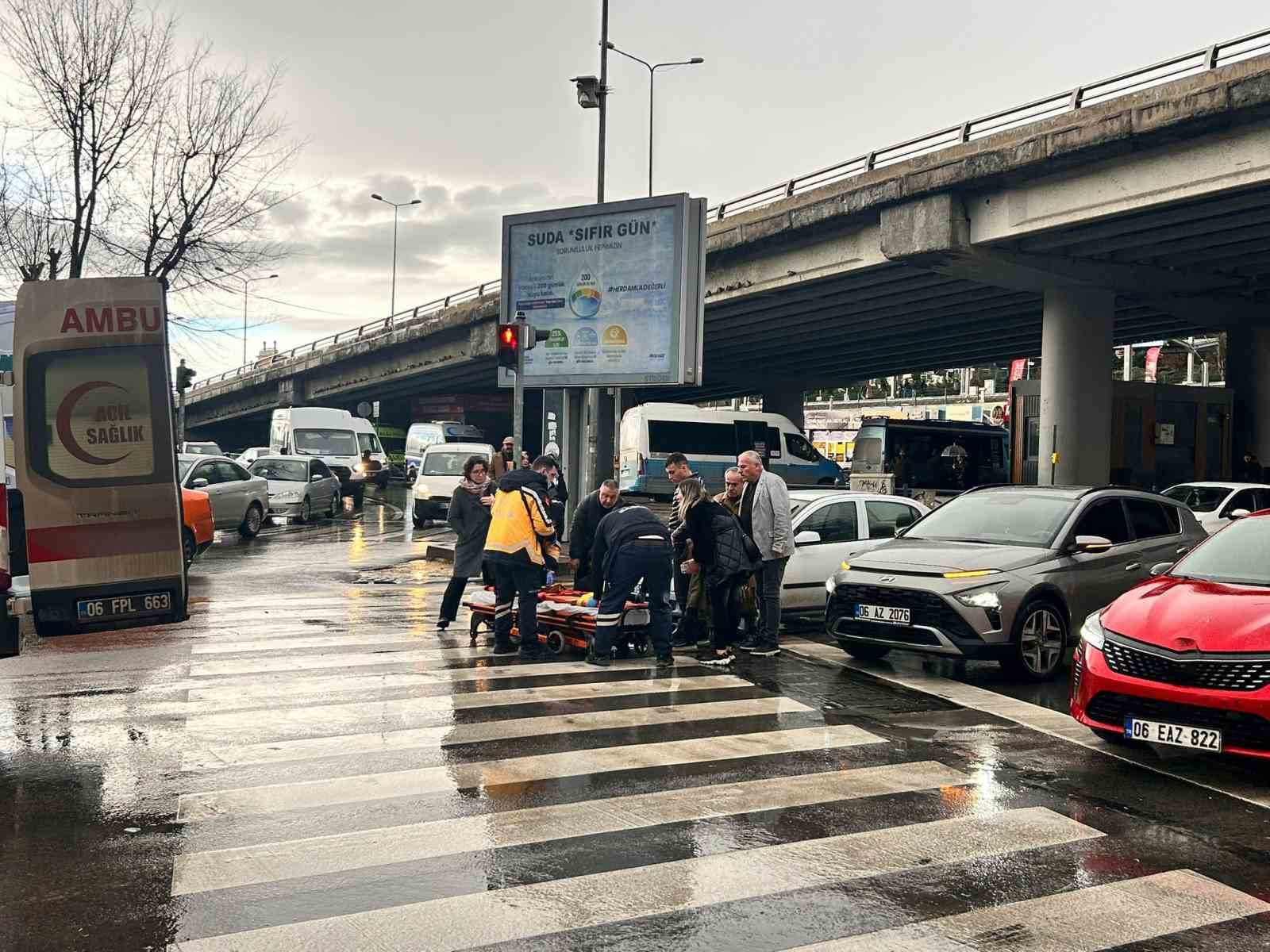 Ankara’da yaya geçidinde otomobilin çarptığı kadın yaralandı
