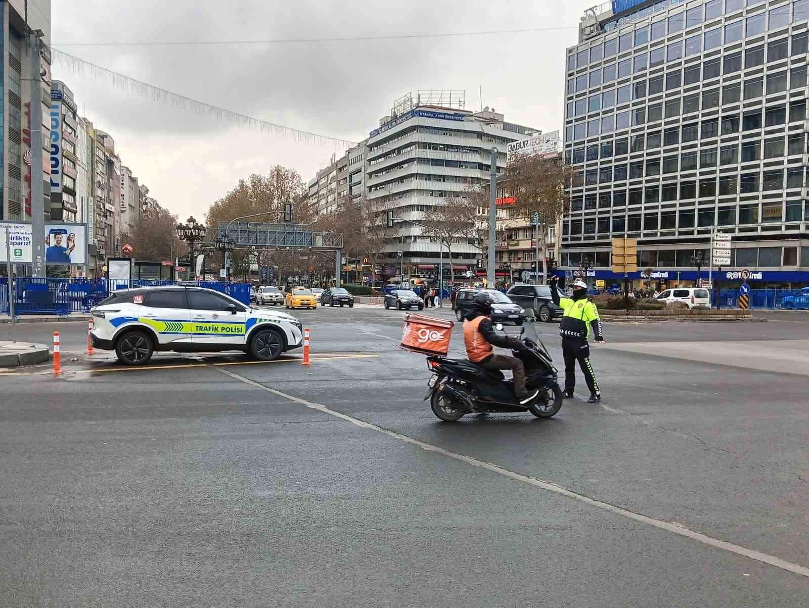 Ankara’da yılbaşı: Kızılay ve Tunalı Caddesi başta olmak üzere çok sayıda yerde güvenlik önemleri alındı
