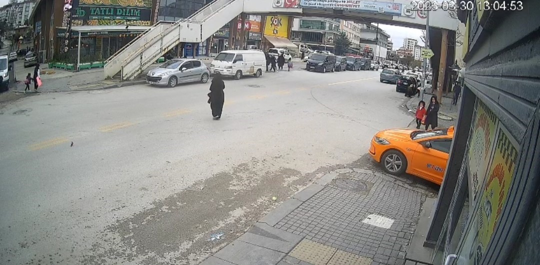 Ankara’da yolun karşısına geçmeye çalıştığı sırada otomobil çarpan çocuk ağır yaralandı
