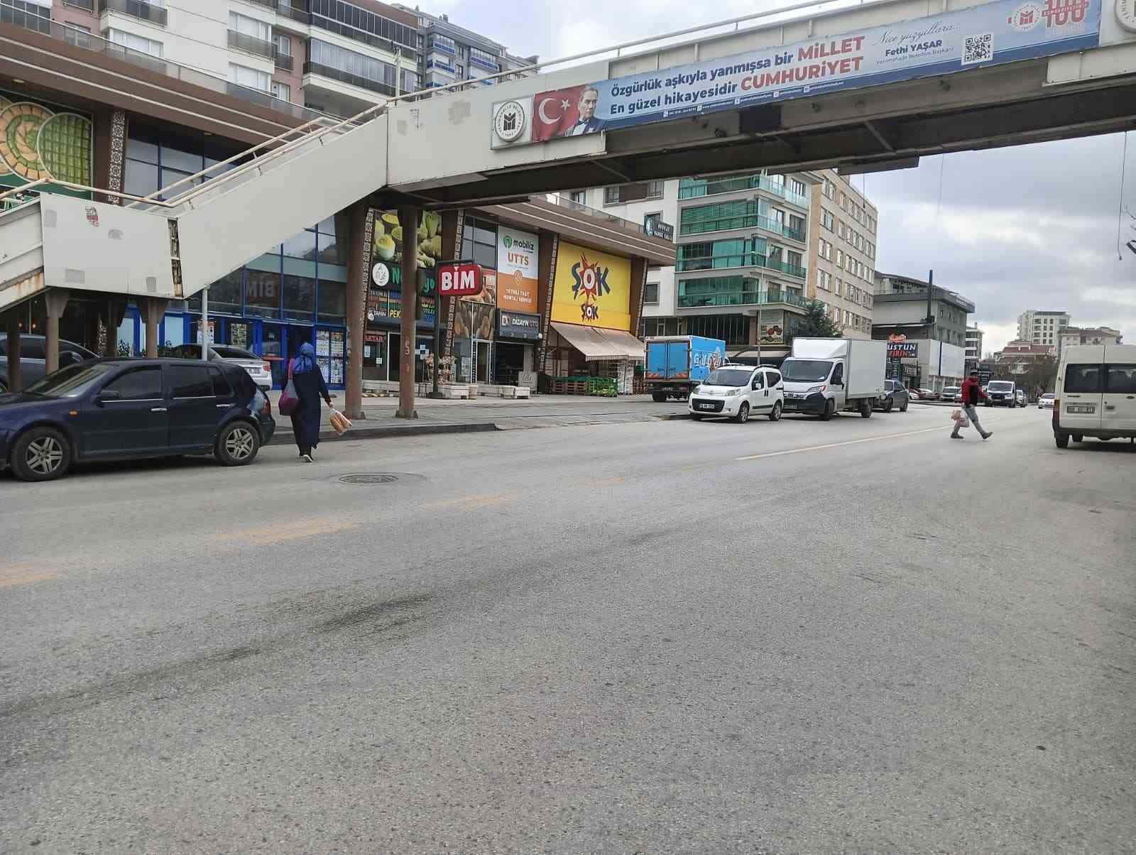 Ankara’da yolun karşısına geçmeye çalıştığı sırada otomobil çarpan çocuk ağır yaralandı
