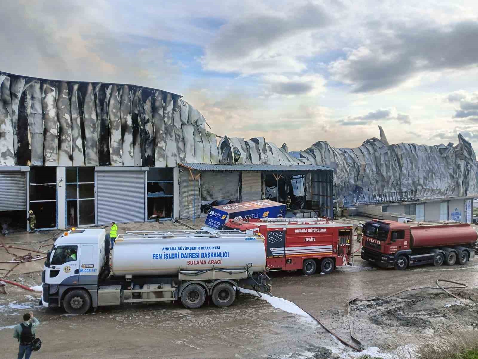 Ankara’daki mobilya deposu yangını kontrol altına alındı
Ankara’daki mobilya deposu yangını kontrol altına alındı