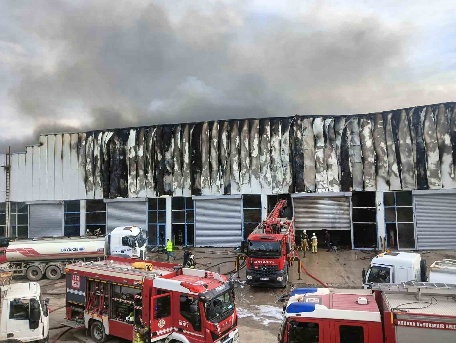 Ankara’daki mobilya deposu yangını kontrol altına alındı
Ankara’daki mobilya deposu yangını kontrol altına alındı