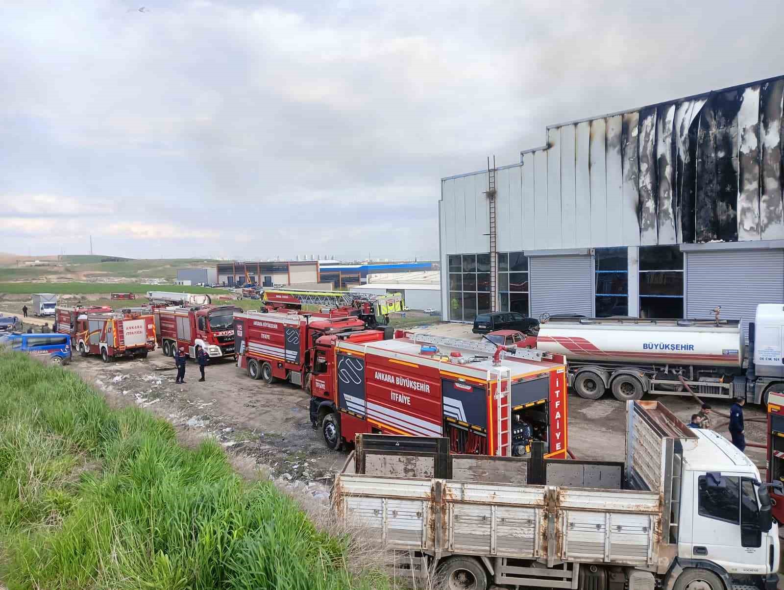 Ankara’daki mobilya deposu yangını kontrol altına alındı
Ankara’daki mobilya deposu yangını kontrol altına alındı
