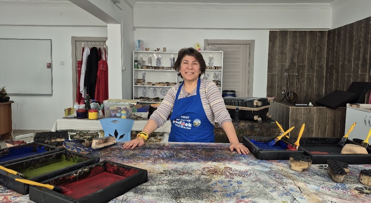 Ankaralı ebru sanatçısı geleneksel baskı sanatını yerinde öğrenmek için Tokat’a geldi
