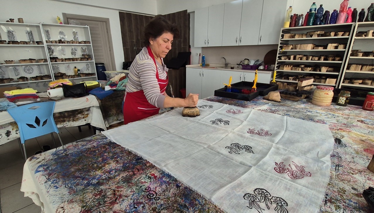 Ankaralı ebru sanatçısı geleneksel baskı sanatını yerinde öğrenmek için Tokat’a geldi
