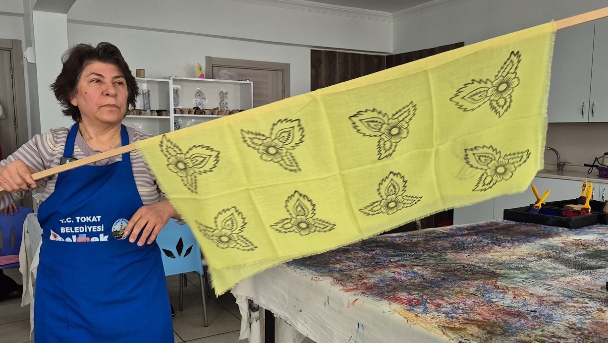 Ankaralı ebru sanatçısı geleneksel baskı sanatını yerinde öğrenmek için Tokat’a geldi
