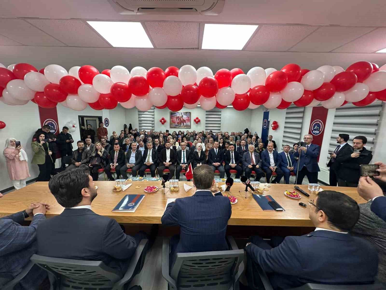 Ankaralılar geleneksel bayramlaşma buluşmasında bir araya geldi
Ankaralılar geleneksel bayramlaşma buluşmasında bir araya geldi