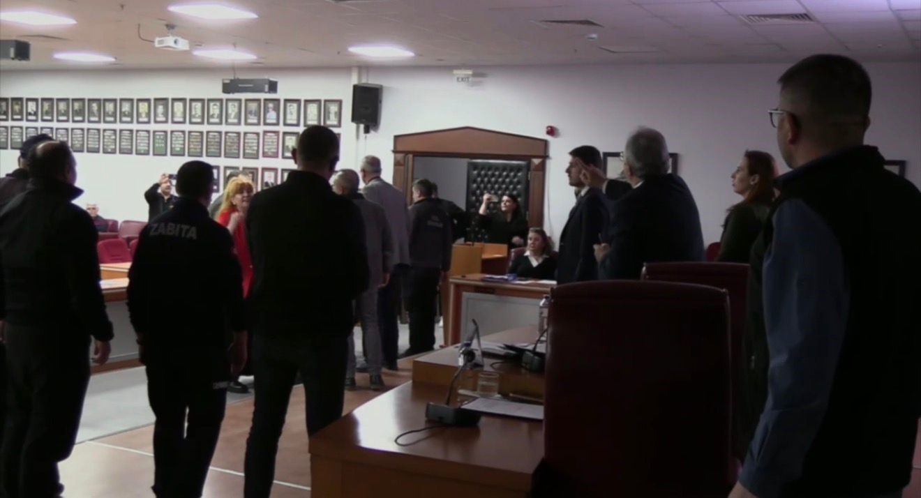 Anma töreni krize dönüştü: Mecliste gergin dakikalar
Anma töreni krize dönüştü: Mecliste gergin dakikalar