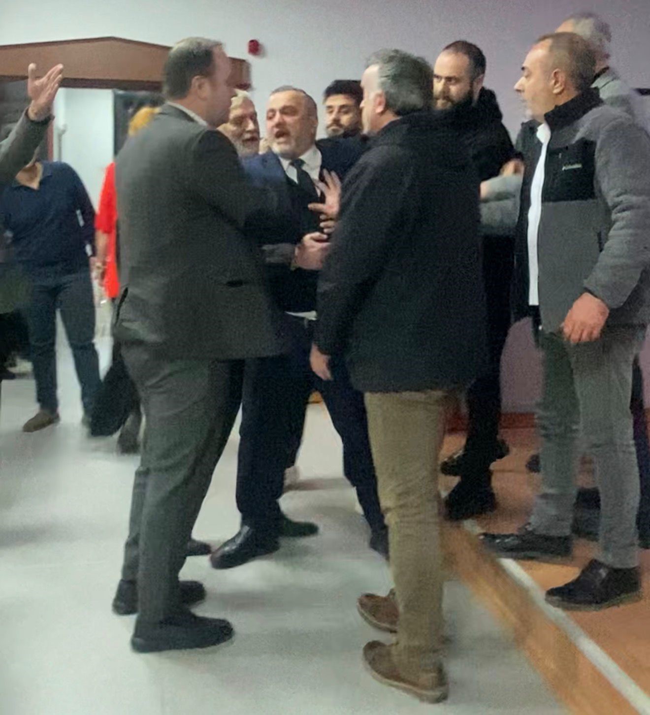 Anma töreni krize dönüştü: Mecliste gergin dakikalar
Anma töreni krize dönüştü: Mecliste gergin dakikalar