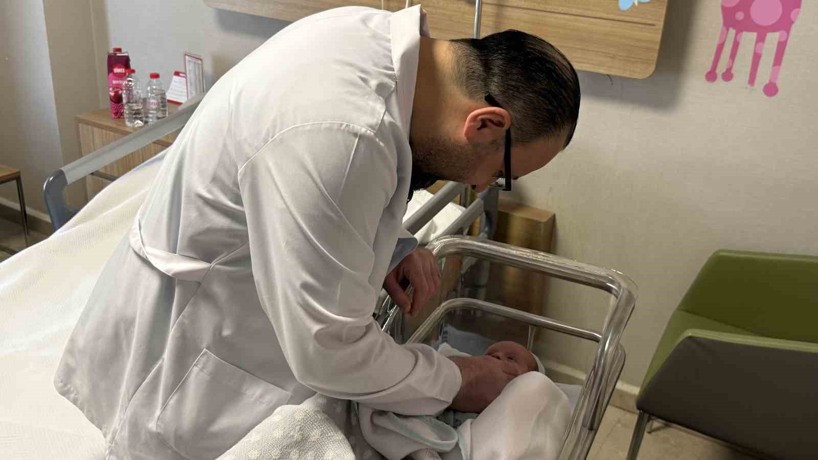 Anne karnındayken milyonda bir görülecek sağlık sorunuyla doğdu
