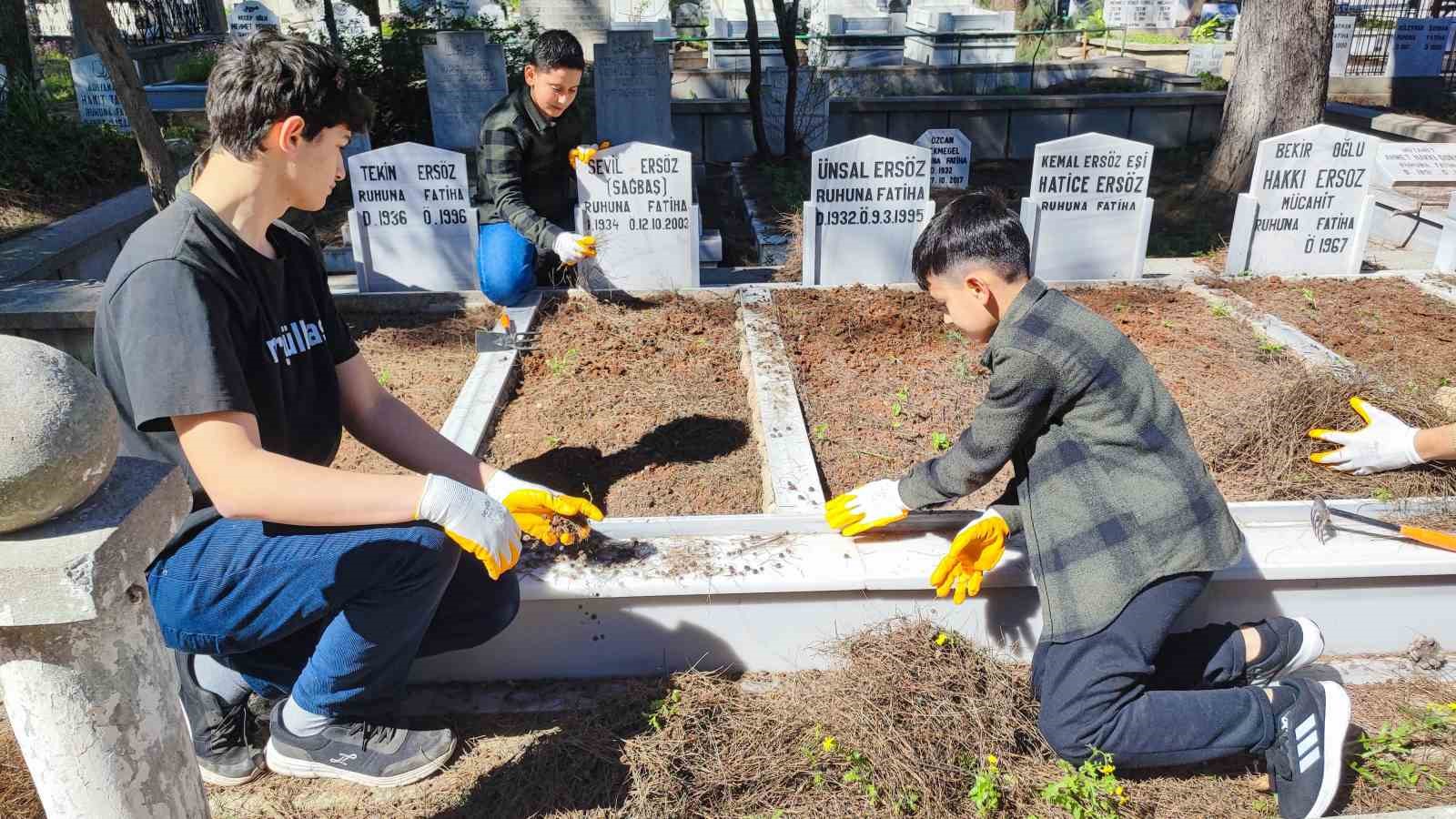 Anneannelerinin öğüdüyle başladılar, binlerce mezarı temizlediler
