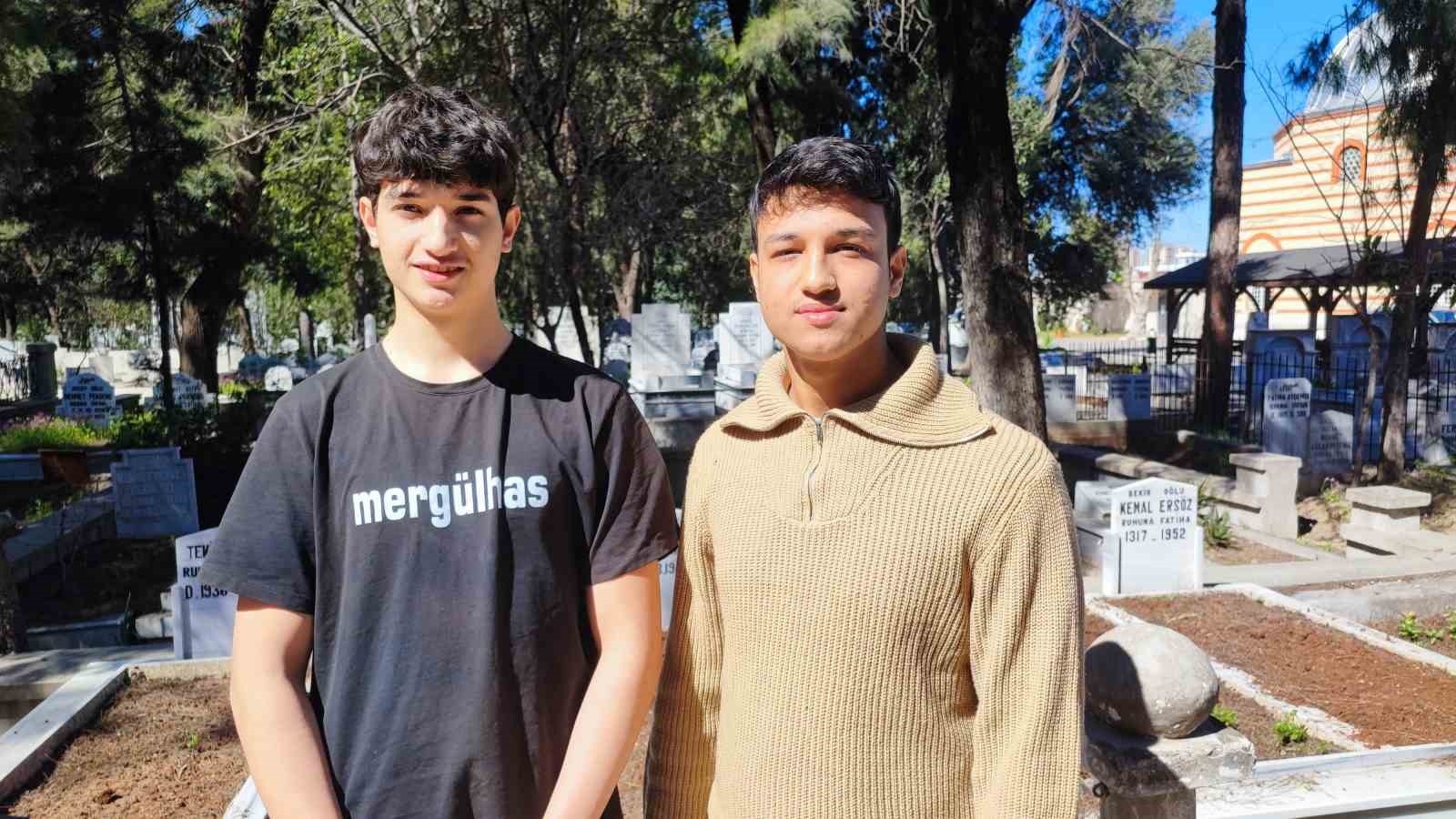 Anneannelerinin öğüdüyle başladılar, binlerce mezarı temizlediler
