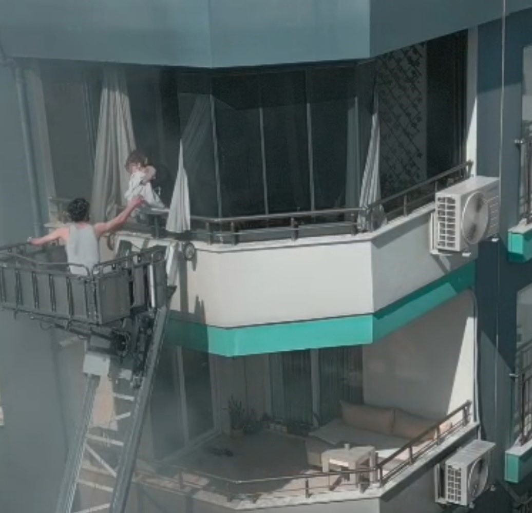 Annesi tarafından terk edilen çocuk büyüdü, yangında mahsur kalan bebeğin kahramanı oldu
