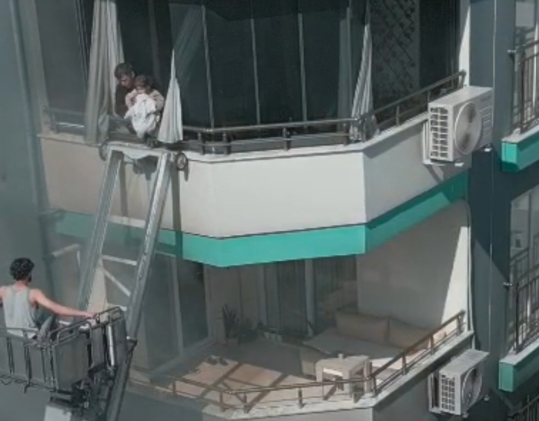 Annesi tarafından terk edilen çocuk büyüdü, yangında mahsur kalan bebeğin kahramanı oldu
