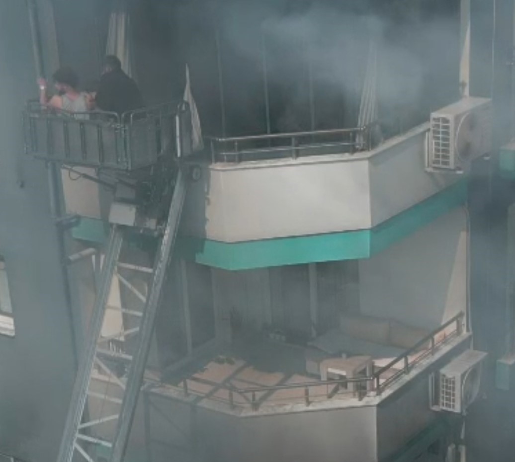 Annesi tarafından terk edilen çocuk büyüdü, yangında mahsur kalan bebeğin kahramanı oldu
