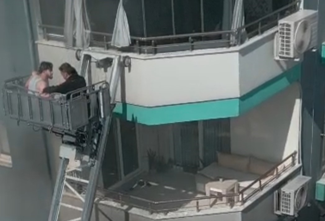 Annesi tarafından terk edilen çocuk büyüdü, yangında mahsur kalan bebeğin kahramanı oldu
