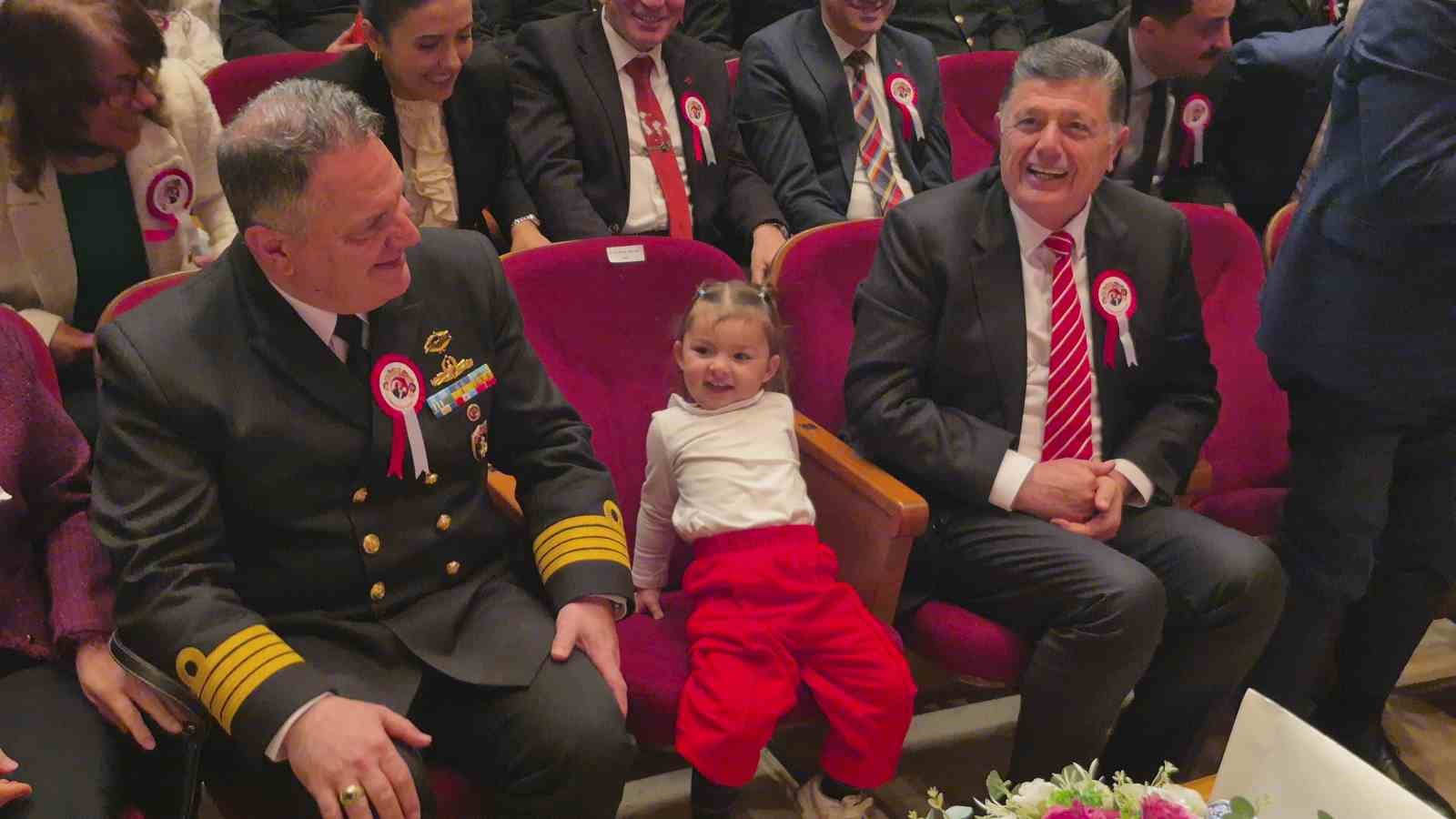 Annesinden elinden kurtulan minik, Vali Arslan’ın koltuğuna oturdu
