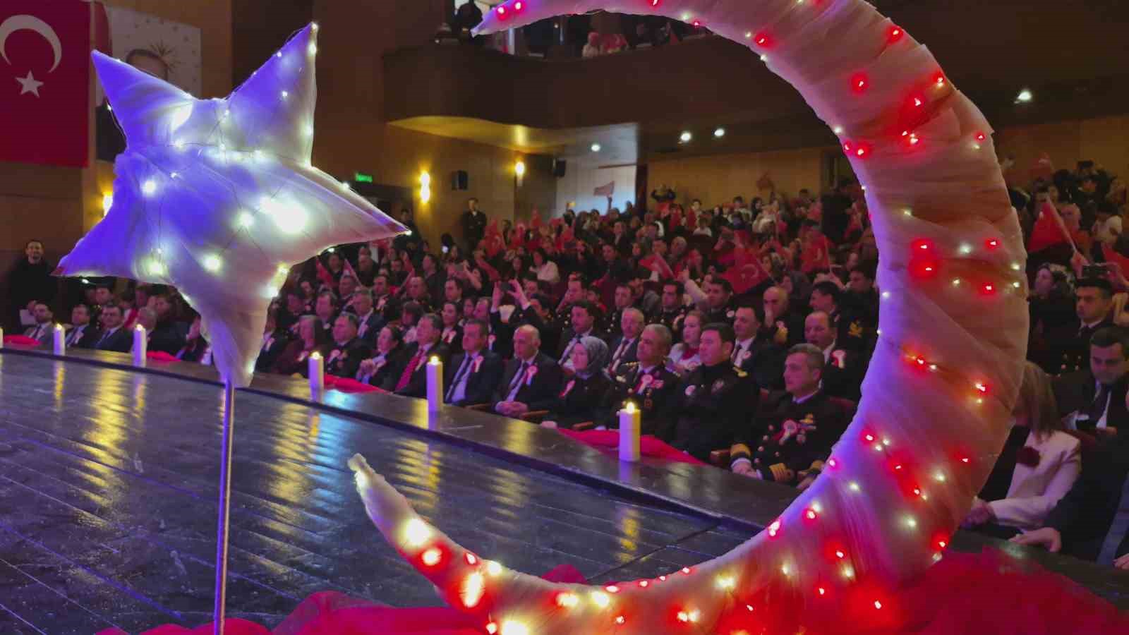 Annesinden elinden kurtulan minik, Vali Arslan’ın koltuğuna oturdu
