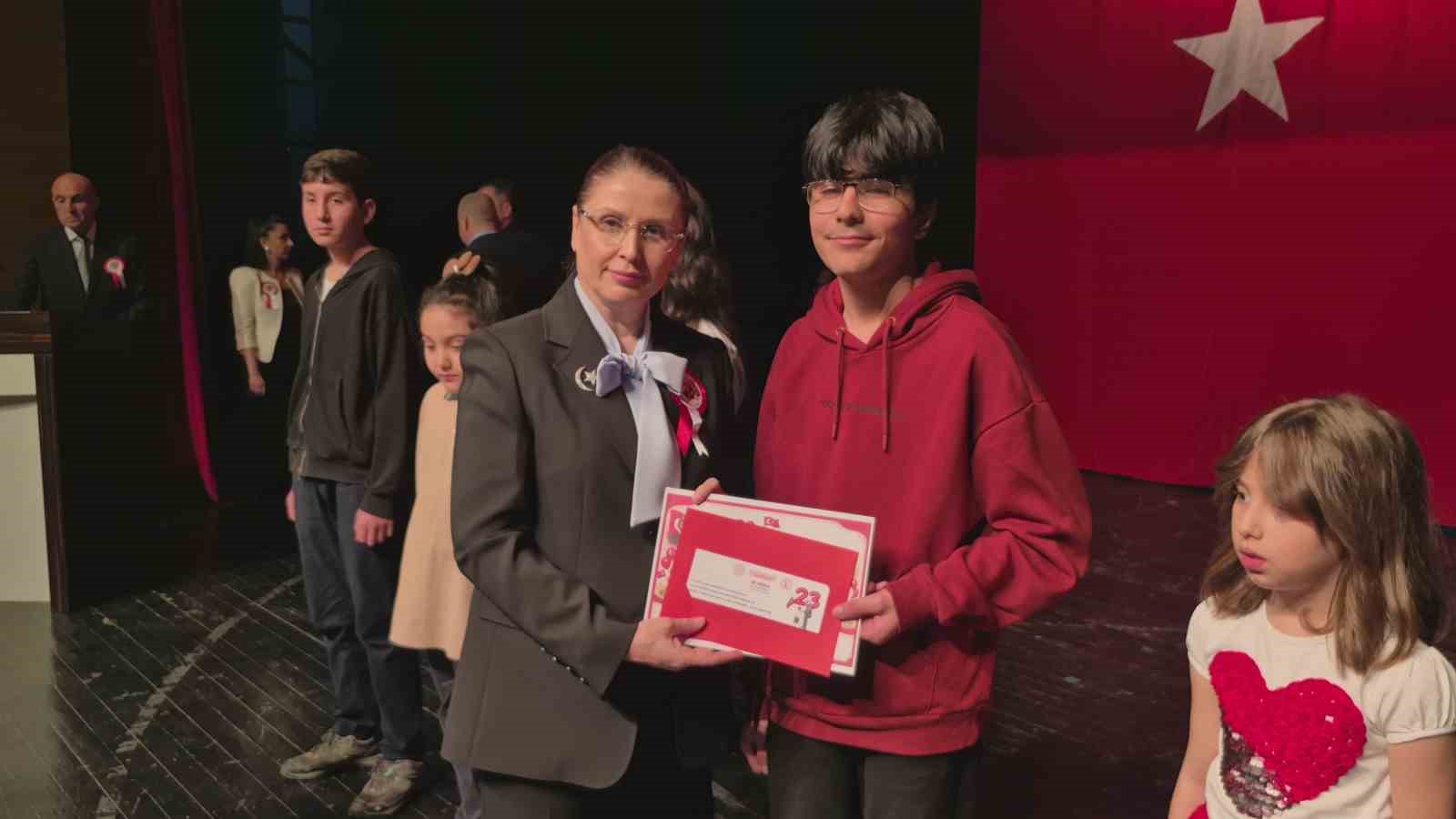 Annesinden elinden kurtulan minik, Vali Arslan’ın koltuğuna oturdu
