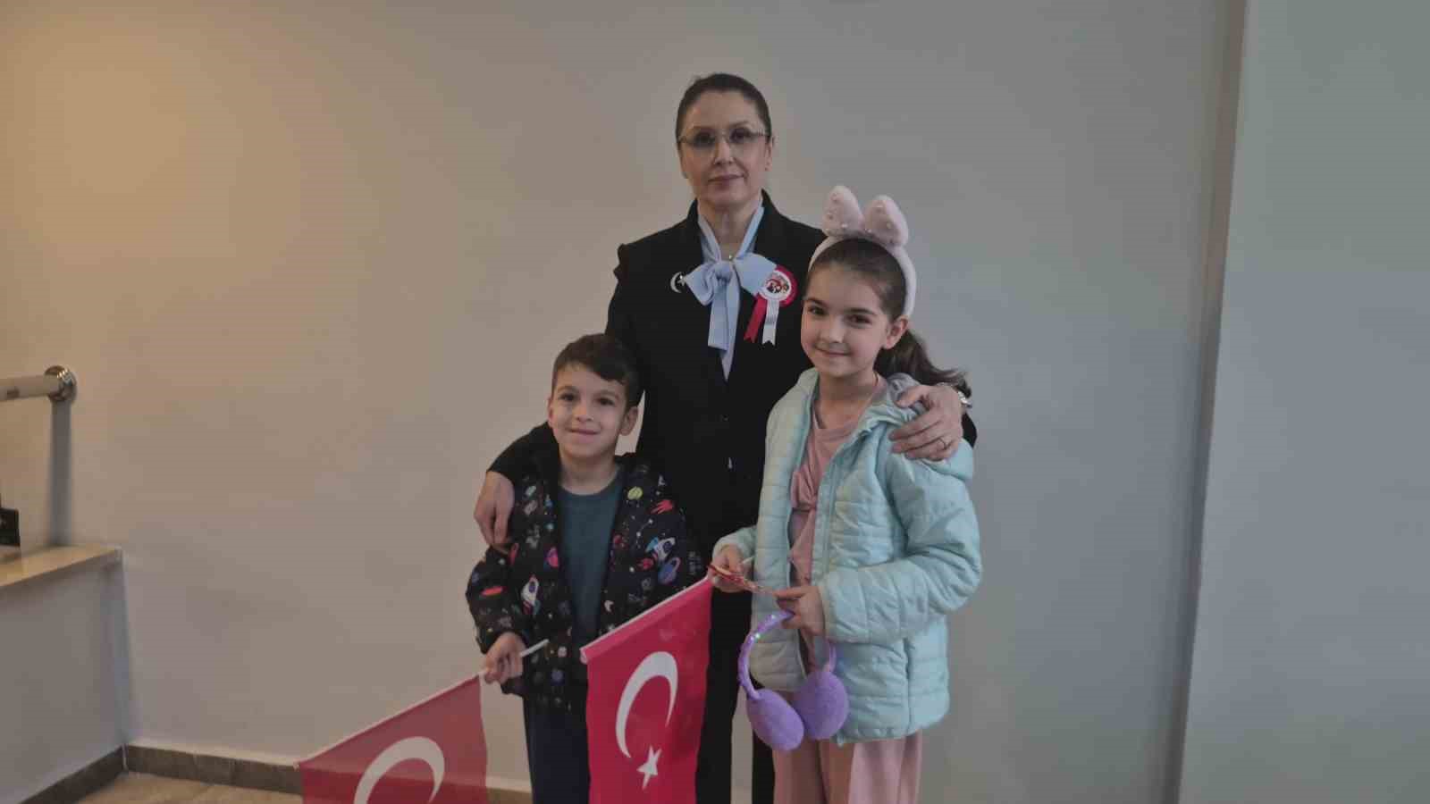 Annesinden elinden kurtulan minik, Vali Arslan’ın koltuğuna oturdu
