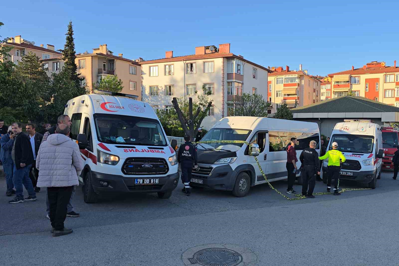 Annesinin elinden kurtulup yola fırlayan 3 yaşındaki Aybars servis aracının altında can verdi
