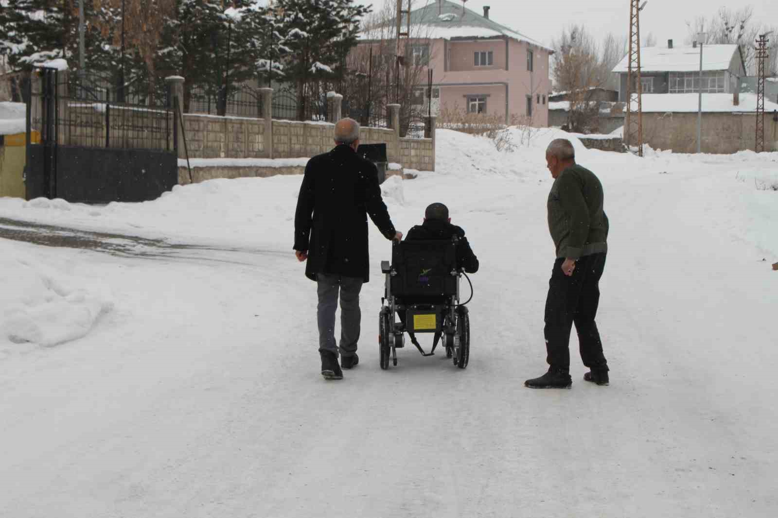 Annesinin mezarına gidebilmek için talep ettiği sandalyeye kavuştu
